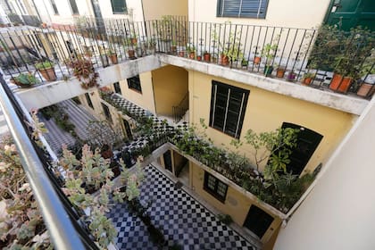 La casa de Olleros 3951, se construyó hace casi 100 años en Chacarita, donde antes había caballerizas; la eligen para vivir y también como set de filmación