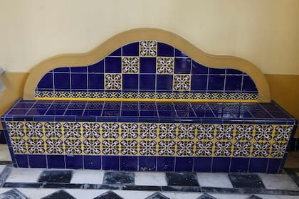 La casa de Olleros 3951, se construyó hace casi 100 años en Chacarita, donde antes había caballerizas; la eligen para vivir y también como set de filmación