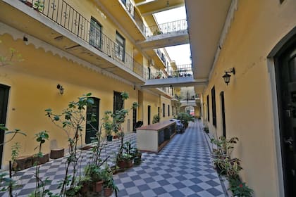 La casa de Olleros 3951, se construyó hace casi 100 años en Chacarita, donde antes había caballerizas; la eligen para vivir y también como set de filmación