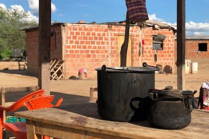 La casa de Paulo es de material y techo de chapa. Tienen una conexión muy precaria de luz y cocinan a fuego porque no hay gas. Su principal necesidad, es tener un pozo con agua potable