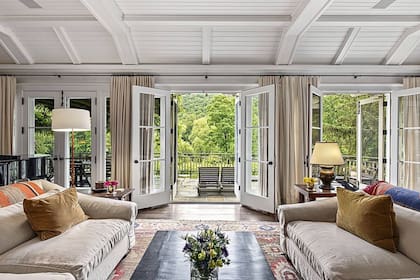 La casa de Richard Gere tiene un estilo lujoso pero sencillo, con mucho trabajo de maderas y amplios ventanales para disfrutar del entorno campestre
