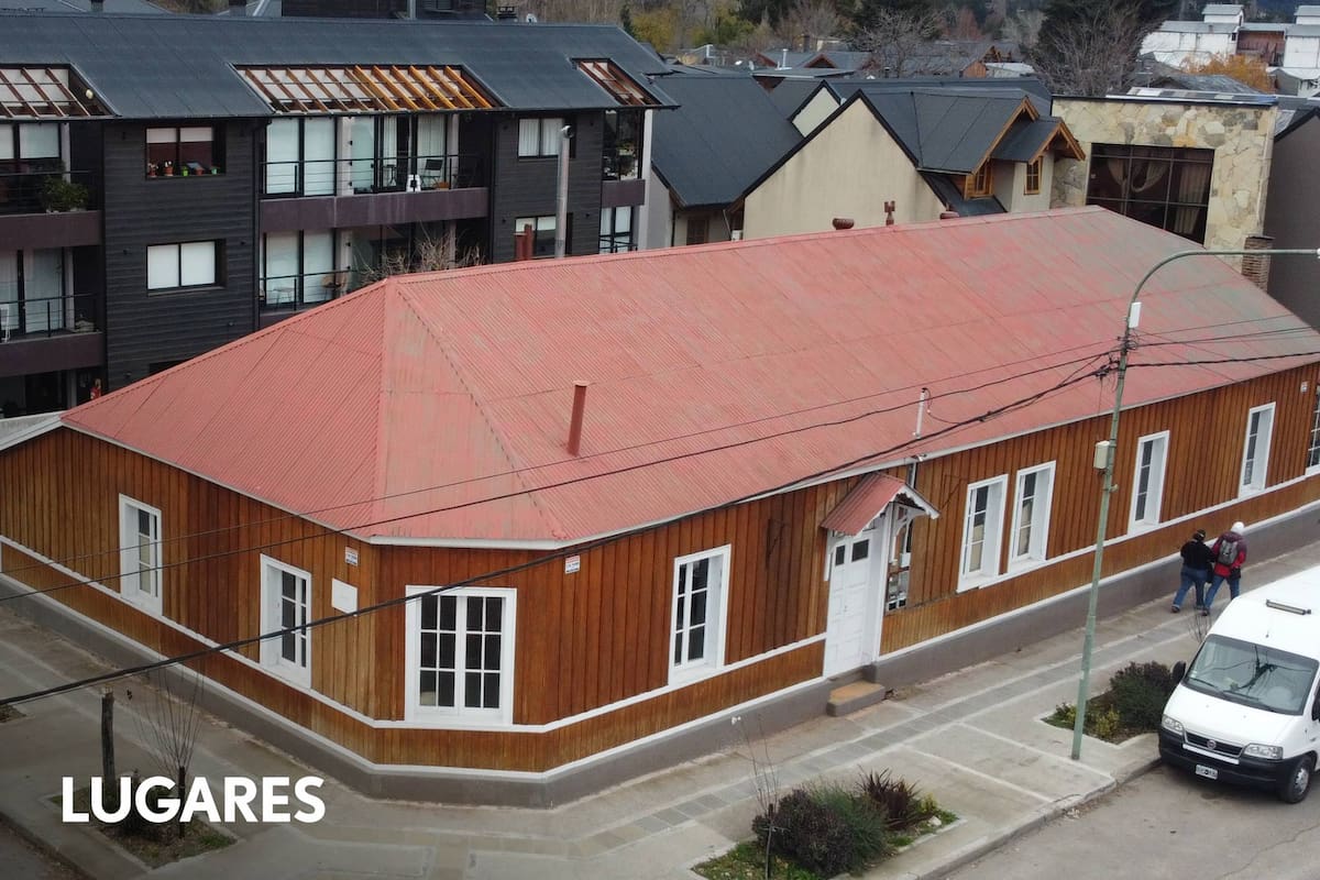 Casa KoesslerLa casa de Rodolfo Koessler, en pleno casco histórico de San Martín de los Andes.
