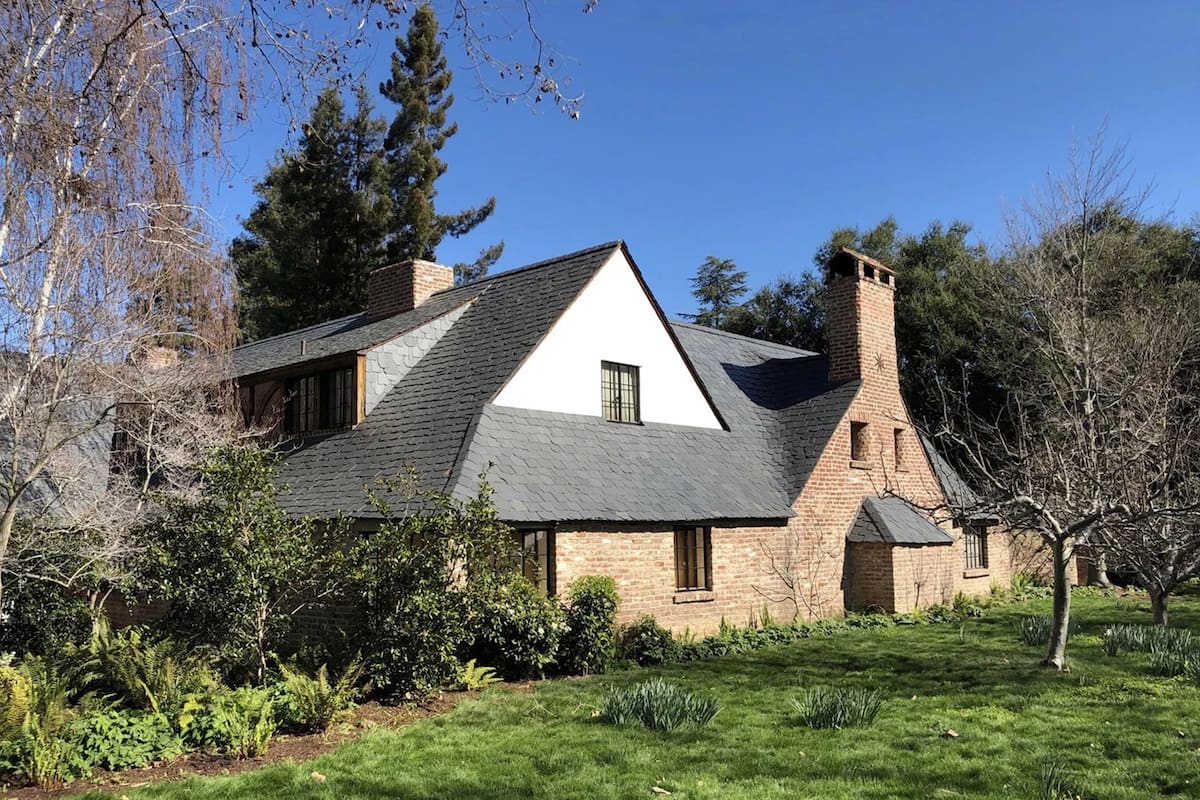 La casa de Steve Jobs, el creador de Apple fue construida en el año 1952 y hoy sigue habitada por su familia, en el garage comenzó su emprendimiento