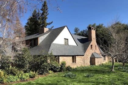 La casa de Steve Jobs, el creador de Apple fue construida en el año 1952 y hoy sigue habitada por su familia, en el garage comenzó su emprendimiento