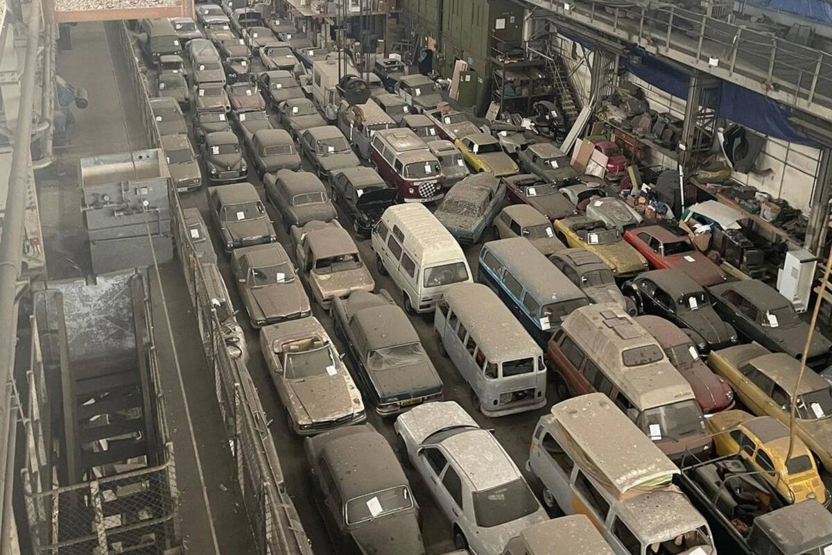 La casa de subastas London Barn Finds organizó una subasta de los vehículos encontrados en estado de completo abandono