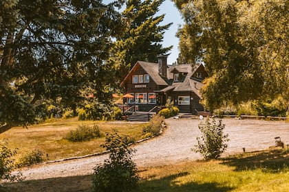 La Casa de Te Arrayán, sobre la antigua ruta 40 en San Martín de los Andes, es la primera de la Patagonia