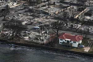 La casa de techo rojo quedó a salvo de los incendios en Lahaina, mientras que el resto del vecindario quedó reducido a escombros