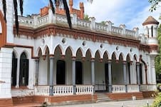 El castillo neogótico de San Isidro que fue casa de verano, alberga un prestigioso colegio y dos exalumnos lo recuperaron