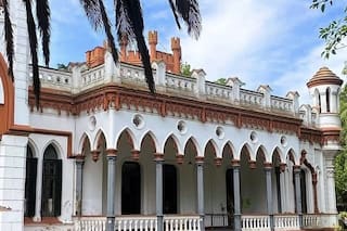 El castillo neogótico de San Isidro que fue casa de verano, alberga un prestigioso colegio y dos exalumnos lo recuperaron