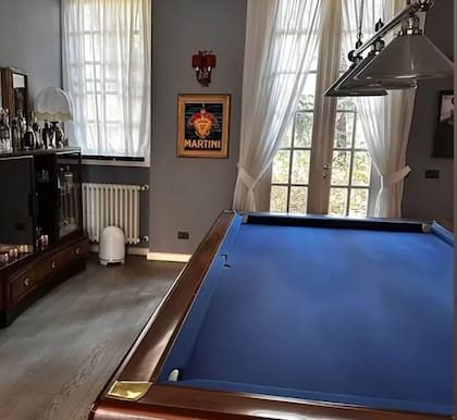 La casa de Wanda cuenta con una mesa de pool que da al jardín trasero de la mansión