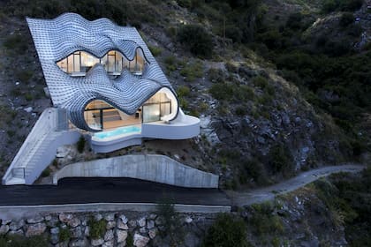 La casa del acantilado de GilBartolome Architects, visitada en la serie "Las casas más extraordinarias del mundo"