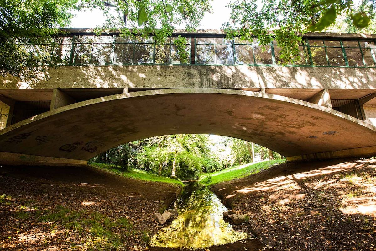 La casa del arroyo, también conocida como la Casa del Puente