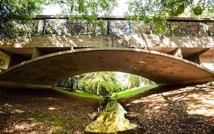 La Casa sobre el Arroyo, también conocida como Casa del Puente, emblema de la arquitectura.