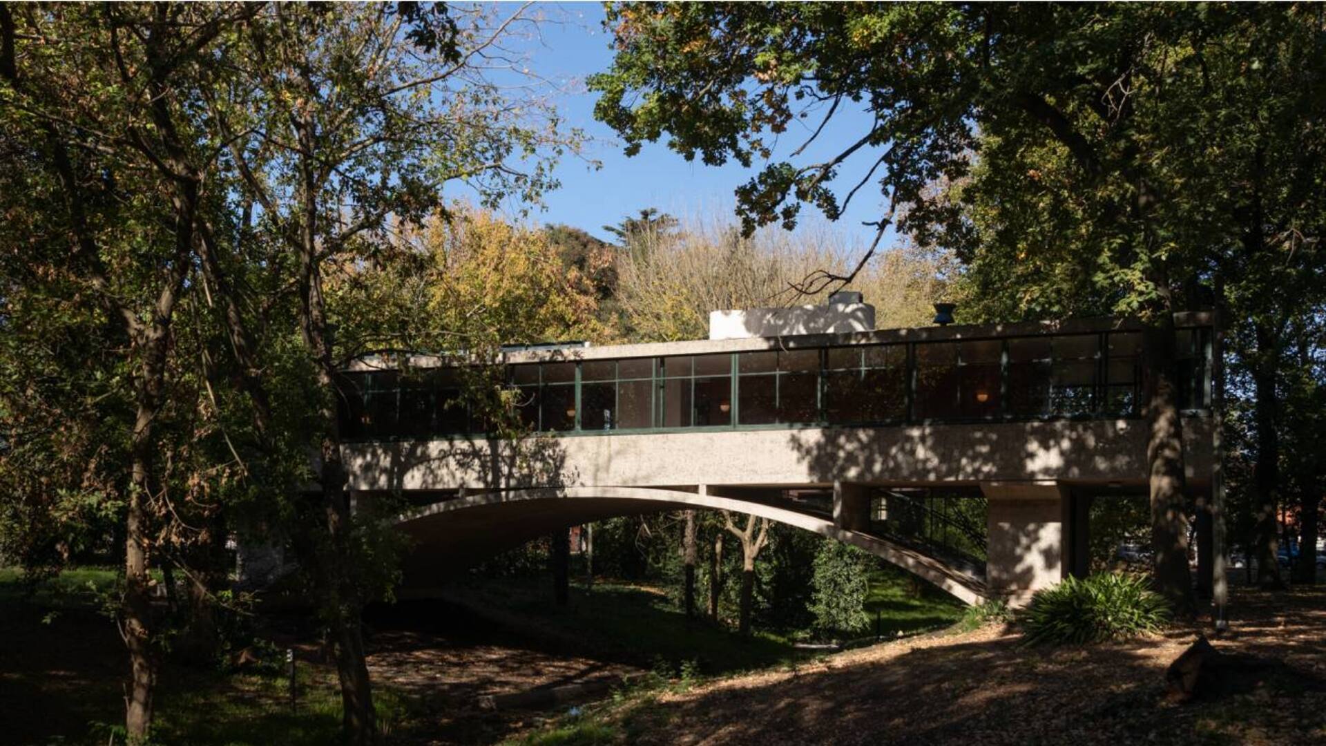 Restauración de la Casa sobre el arroyo construida por el arquitecto Amancio Williams para su padre en Mar del Plata