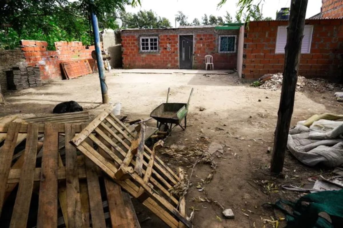 La casa del barrio Gráfico, de Rosario, donde fue hallado el cadáver de una mujer dentro de una bolsa de arpillera
