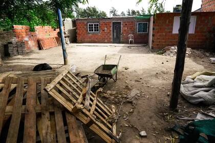 La casa del barrio Gráfico, de Rosario, donde fue hallado el cadáver de una mujer dentro de una bolsa de arpillera