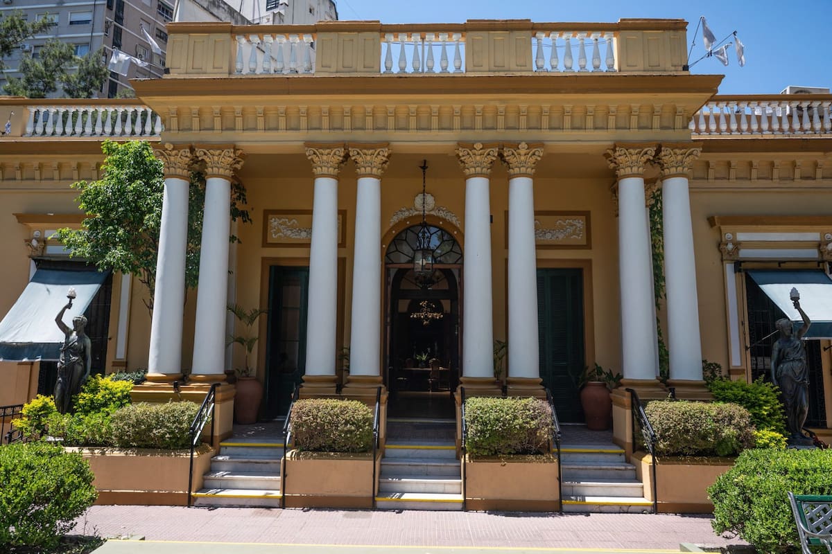 La casa del Club Belgrano conserva la arquitectura original diseñada por Juan Antonio Buschiazzo en 1876. La estructura se mantiene sin remodelaciones modernas para preservar su valor histórico