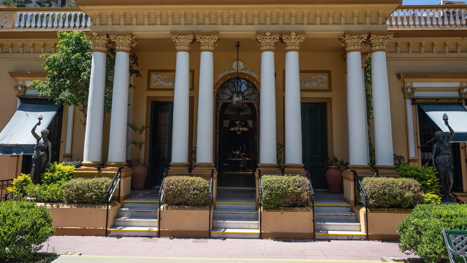 La casa del Club Belgrano conserva la arquitectura original diseñada por Juan Antonio Buschiazzo en 1876. La estructura se mantiene sin remodelaciones modernas para preservar su valor histórico