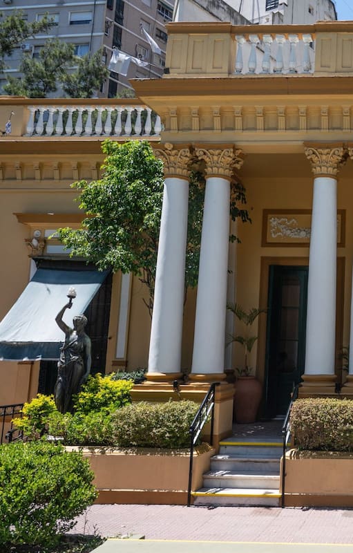 La casa del Club Belgrano conserva la arquitectura original diseñada por Juan Antonio Buschiazzo en 1876. La estructura se mantiene sin remodelaciones modernas para preservar su valor histórico