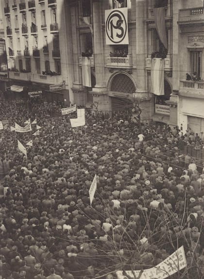 La casa del pueblo en un acto de 1945; se ve las bocas del subte de la estación Pasco Sur
