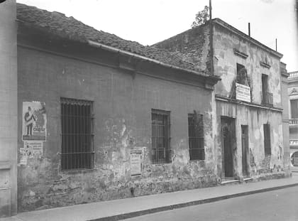 La casa del virrey Cisneros en México 313, poco antes de ser demolida, en 1940.