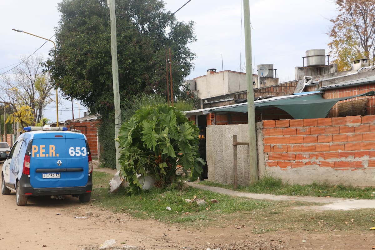 La casa donde habría sido asesinado el niño de 2 años, hecho por el cual fueron detenidos su madre y su padrastro