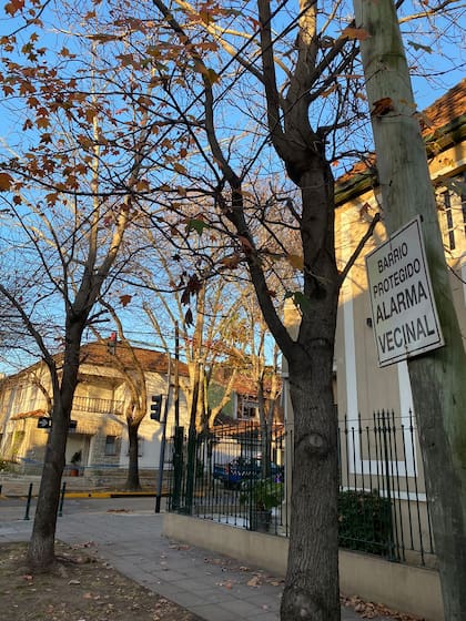 La casa donde se desató el horror, con una camioneta policial como consigna