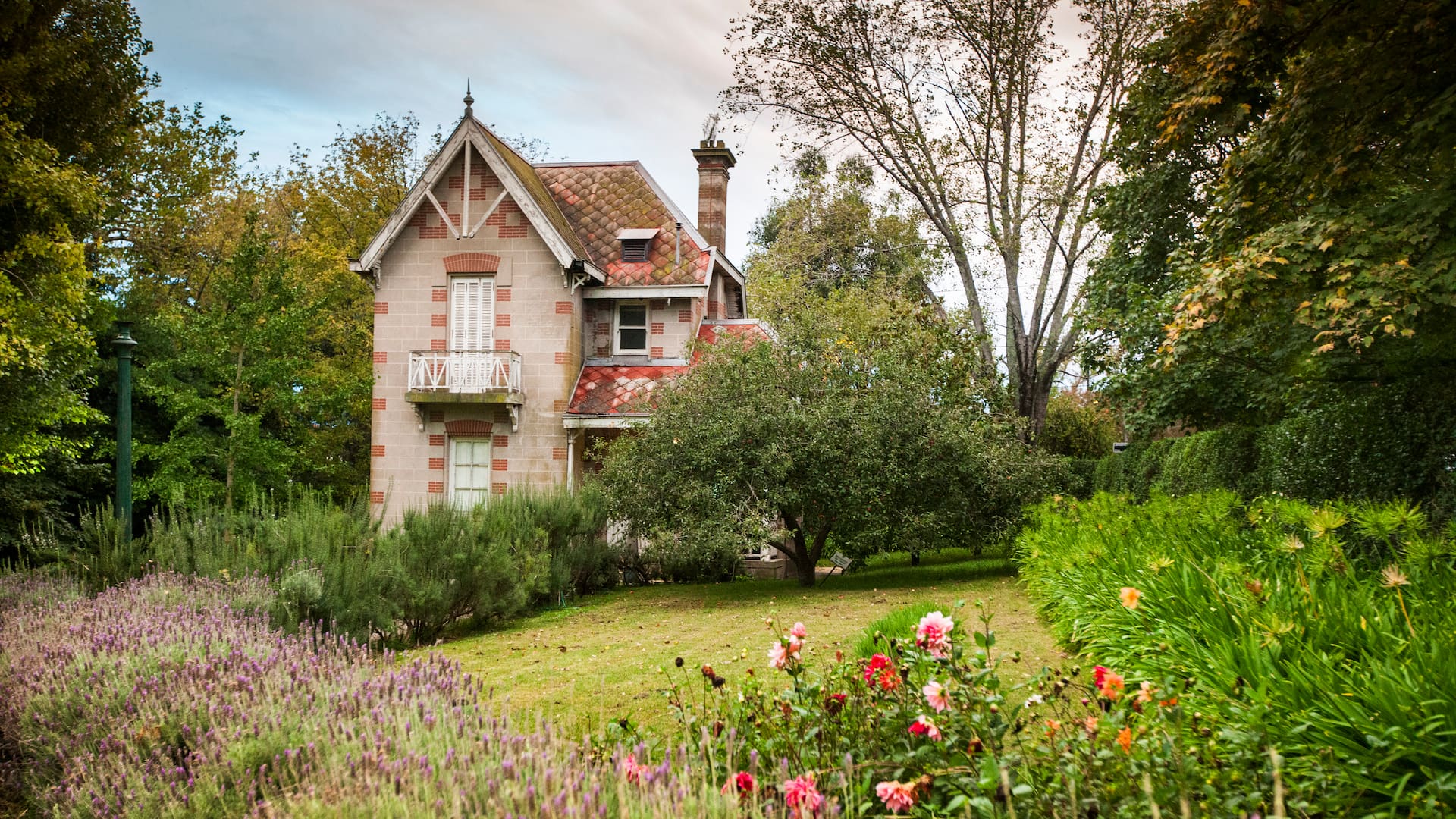 La casa donde veraneaba la escritora Victoria Ocampo cuando iba a Mar del Plata, rodeada de jardines, es uno de los principales atractivos culturales de la ciudad.