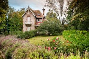 La casa donde veraneaba la escritora Victoria Ocampo cuando iba a Mar del Plata, rodeada de jardines, es uno de los principales atractivos culturales de la ciudad.