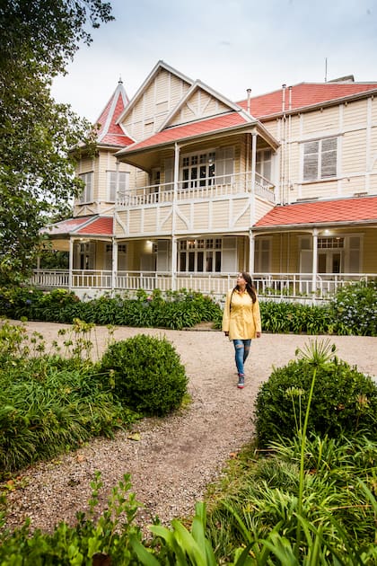 La casa donde veraneaba la escritora Victoria Ocampo cuando iba a Mar del Plata, rodeada de jardines, es uno de los principales atractivos culturales de la ciudad.