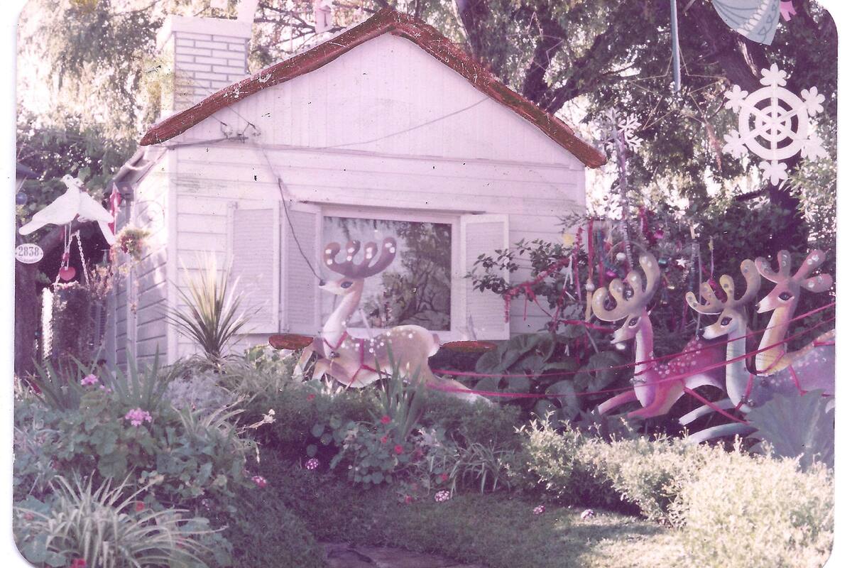 La casa en 1975, con la decoración hecho por el padre