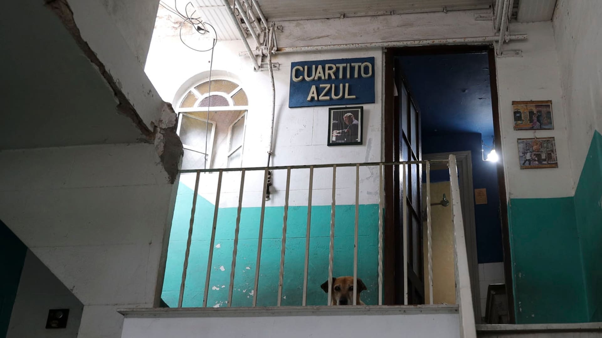 La casa en donde esta la habitación que inspiró a Mariano Mores para componer su primer exito, Cuartito azul, esta en venta. Despues de mas de 70 años la habitacón sigue ahí intacta con su baño y la bacha. Desde 2009 la casa es de Susana Acuna