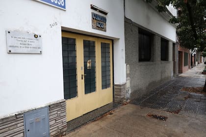 El frente de la casa de Terrada 2410 con las placas que recuerdan que allí vivió Mariano Mores