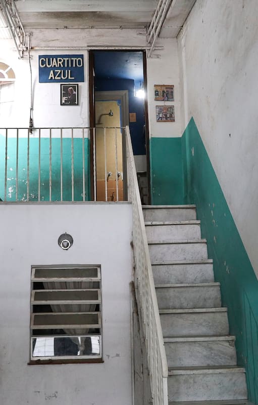 La casa en donde esta la habitación que inspiró a Mariano Mores para componer su primer exito, Cuartito azul, esta en venta. Despues de mas de 70 años la habitacón sigue ahí intacta con su baño y la bacha. Desde 2009 la casa es de Susana Acuna