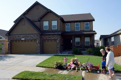 La casa en la que Chris Watts asesinó a su esposa embarazada y a sus dos hijas se subastó y luego estuvo en venta durante un año, pero no encontró compradores a causa de su "sórdida historia"