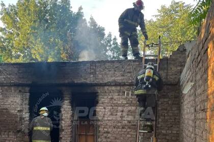 La casa en la que se encontró carbonizado a Pino sufrió un incendio que habría sido iniciado por los dos sospechosos