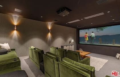 La casa en Pacific Palisades cuenta con su propia sala de cine (Realtor/TheMLS)