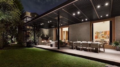 La casa en planta baja para uso cotidiano se eleva en la torre para alojar cuartos de huéspedes.