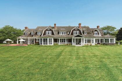 La casa en Southhampton de
Marie-Chantal y Pablo de Grecia.
La compraron en 2020 por 16,5 millones
de dólares. Tiene diez dormitorios,
dos piletas y cancha de tenis.