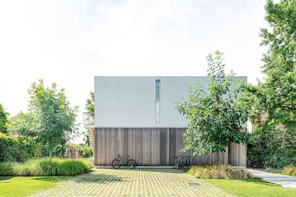 La casa es cerrada al frente y se abre al horizonte por la parte de atrás