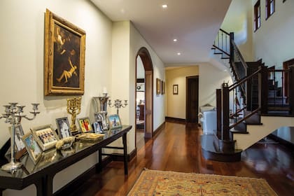 “La casa es ciento por ciento personal. ¡Y yo quería que fuera igual a la casa de El Zorro porque era fanático de la serie! Pero afuera es bien diferente, está inspirada en las caballerizas que Peter Brant tenía en Ellerstina”, revela el empresario.
