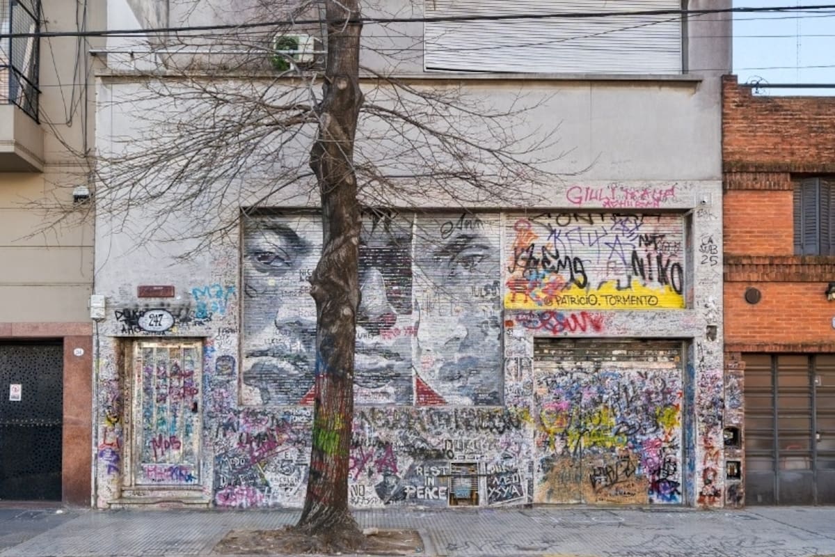 La casa es conocida como "La cuna del trap argentino" y su exterior está completamente decorado por los fanáticos de esa música