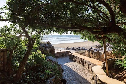 La casa está a 10 metros del mar y el patio trasero tiene el piso de cemento pintado con un patrón de Grisel