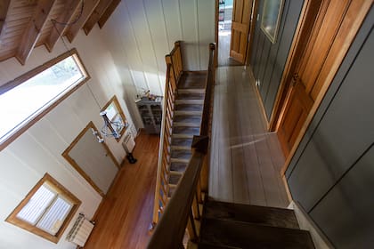 La casa está casi toda hecha de madera