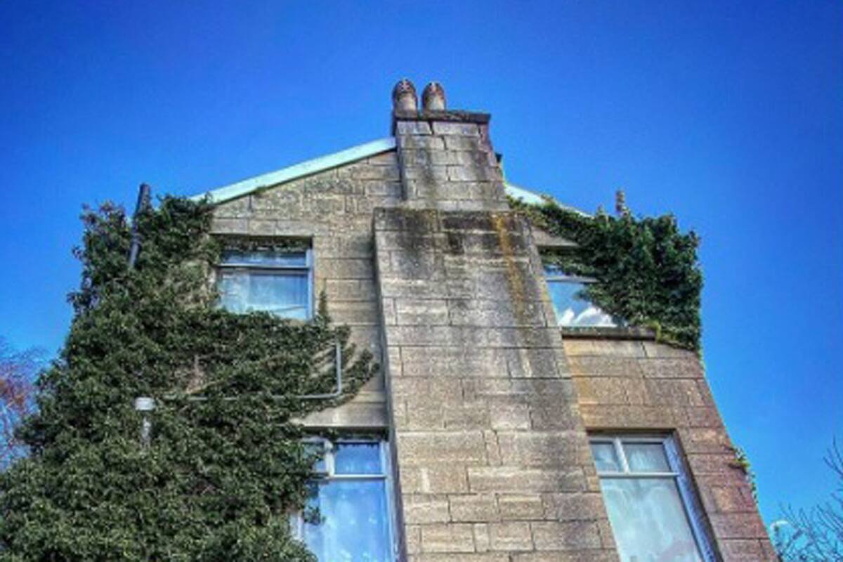 La casa está completamente revuelta, con objetos personales tirados por todos los ambientes, como si en su interior hubiera ocurrido una tremenda desgracia que obligó a sus ocupantes a abandonarla intempestivamente