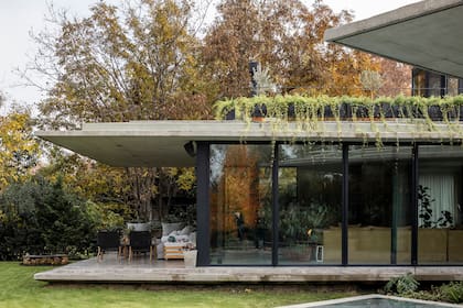 “La casa está elevada unos 30 centímetros. La intención fue despegar ese borde del suelo, enfatizando la morfología propia de la vivienda”.