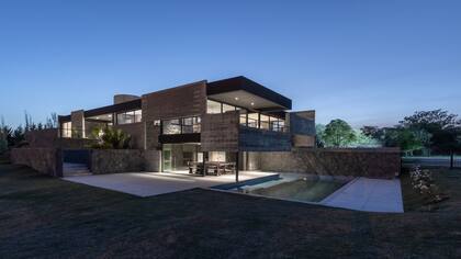 La casa está en un terreno que limita con un bosque nativo al frente
