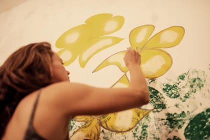 La casa está llena de murales pintados por sus residentes y algunos de sus visitantes