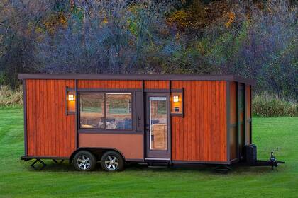 La casa está revestida en madera y tiene ventanas aislantes para soportar cualquier clima, además está sobre un trailer que permite engancharse en un vehículo e instalarla en diferentes lugares