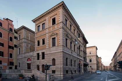 La casa está ubicada en el sotano del Museo Barracco en Roma
